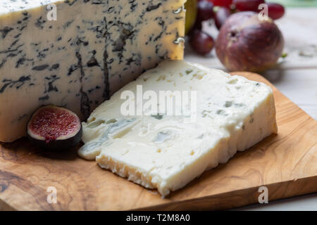 Gorgonzola dolce Italienische picant und blauen Käse, aus Kuhmilch unskimmed im Norden von Italien, serviert mit frischen Feigen und Birnen Stockfoto