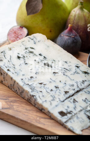 Gorgonzola picant Italienische Blau Käse, aus Kuhmilch unskimmed im Norden von Italien mit frischen Feigen und Birnen serviert. Stockfoto