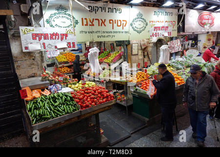 Händler von Obst und Gemüse auf Mahane Yehuda Markt Stockfoto