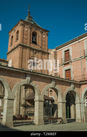 Mercado Chico Square umgeben von großen alten Gebäude mit Arkaden und Turm in Avila. Mit einer imposanten Mauer rund um die gotische Stadt Zentrum in Spanien. Stockfoto