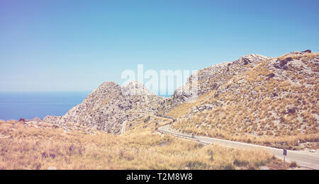Malerische Berg kurvenreiche Straße mit Blick auf das Meer in der Entfernung, Farbe Tonen angewendet, Mallorca, Balearen, Spanien. Stockfoto