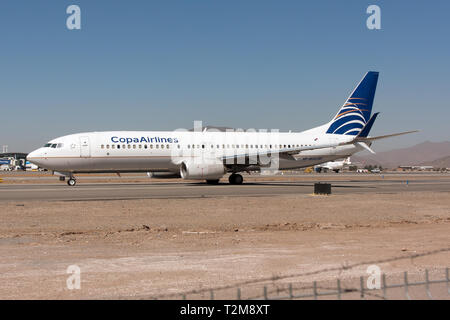 Ein Copa Airlines Boeing 737-800 rollens am Flughafen Santiago gesehen. Stockfoto