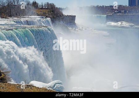 Aussicht auf die Amerikanischen Wasserfälle in Niagara Falls im Winter mit gefrorenem Eis und Schnee in der Niagara River Stockfoto