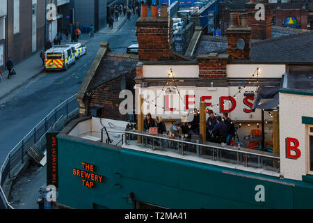 Die Leute draußen sitzen auf der Dachterrasse Bar Leeds Stockfoto