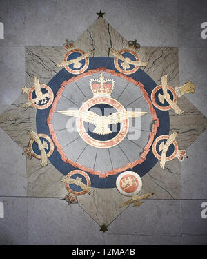 Die Blechbläser und Mosaik auf dem Boden von St Clement Danes Kirche, London, UK. Die RAF Crest wird durch das Wappen von 8 Commonwealth Luftwaffen umgeben Stockfoto