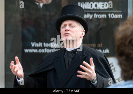 Bill Gespenst Tragen seiner traditionellen viktorianischen Hut und Mantel, seine Besucher auf eine Zweimal wöchentliche Ghost Tour, Wirbelsäule Gruselige Geschichten auf die dunklen si Stockfoto