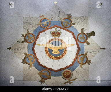 Die Blechbläser und Mosaik auf dem Boden von St Clement Danes Kirche, London, UK. Die RAF Crest wird durch das Wappen von 8 Commonwealth Luftwaffen umgeben Stockfoto