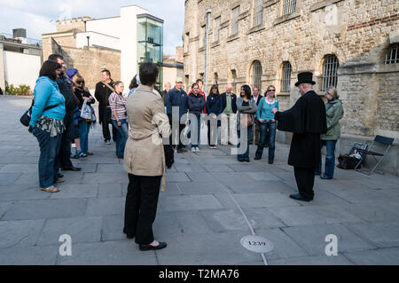 Bill Gespenst Tragen seiner traditionellen viktorianischen hat und seine Besucher, die zweimal in der Woche Ghost Tour, Spine chilling Ghost stories auf der dar Stockfoto