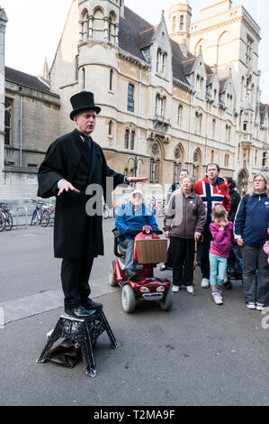 Bill Gespenst Tragen seiner traditionellen viktorianischen Hut und Mantel, seine Besucher auf eine Zweimal wöchentliche Ghost Tour, Wirbelsäule Gruselige Geschichten auf die dunklen si Stockfoto