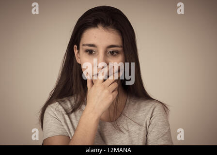 Nahaufnahme eines jungen traurige Frau, Ernst und besorgt, besorgt und nachdenklich. Gefühl Trauer und Depression über den Mund. Kopieren Sie Platz. In Stockfoto