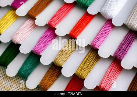 Farbiger stickerei Threads auf Spulen. Close-up. Stockfoto