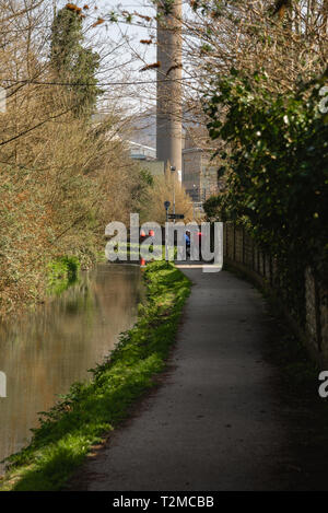 Biker in Pak in Großbritannien in der Nähe von einem Fluss in einem Frühlingstag Stockfoto