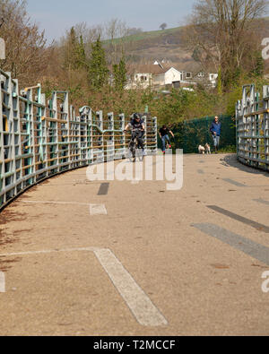 Die Menschen gehen, um eine Feder zu Fuß Stockfoto