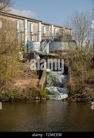 Pollted Wasser aus einer Fabrik in einem Fluss fließt Stockfoto