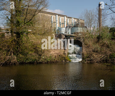 Pollted Wasser aus einer Fabrik in einem Fluss fließt Stockfoto