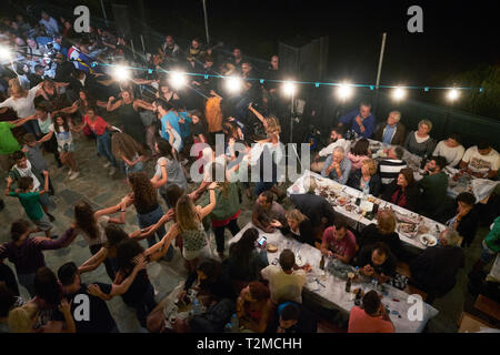 Eine panegyri, oder Dorf Festival der traditionellen Musik und Volkstanz, auf der griechischen Insel Ikaria im Ägäischen Meer. Stockfoto