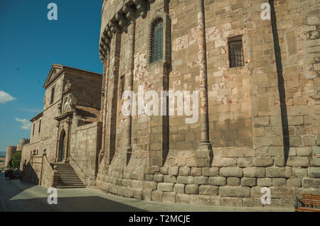 Rückseite der Kathedrale verschmolzen mit der Stadtmauer aus Stein, an einem sonnigen Tag in Avila. Mit einer imposanten Mauer rund um die gotische Stadt Zentrum in Spanien. Stockfoto