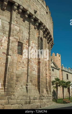 Rückseite der Kathedrale verschmolzen mit der Stadtmauer aus Stein, an einem sonnigen Tag in Avila. Mit einer imposanten Mauer rund um die gotische Stadt Zentrum in Spanien. Stockfoto