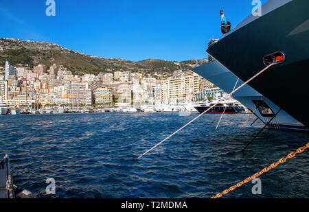 Blick auf den Hafen von Monaco Ville mit seinem Luxus Schiffe in die Französische Riviera Stockfoto