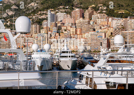 Blick auf den Hafen von Monaco Ville mit seinem Luxus Schiffe in die Französische Riviera Stockfoto