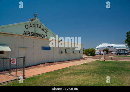 Das Qantas Museum in Longreach, Australien mit einem alten Hangar und einer Boeing 747 Jumbo Jet geparkt Stockfoto