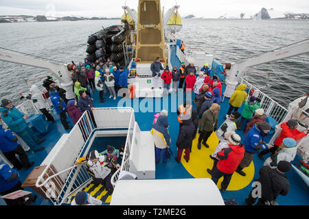 Mannschaft und Passagiere gehen durch einen Safety Bohren auf einem Kreuzfahrtschiff in der Antarktis. Stockfoto