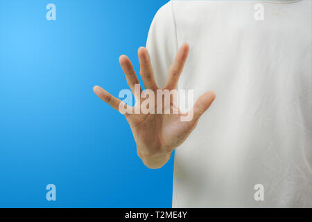 Ein weißes T-shirt Mann, stop Geste mit seiner Hand auf blauem Hintergrund. Vorsichtig Ausschneiden und Einfügen von stiftwerkzeug Freistellungspfaden. Stockfoto