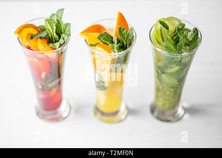 Verschiedene alkoholische Cocktails mit Früchten und Minze. Konzept für Getränke, Sommer, Hitze, Alkohol, Party und Bar. Stockfoto