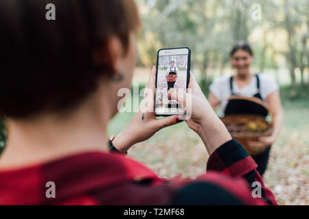 Frauen, die Foto von Kastanien sammeln Stockfoto