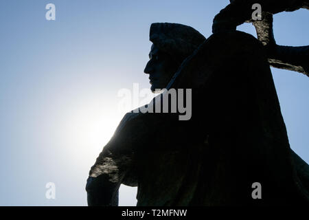 Silhouette der Chopin Statue von Wacław Szymanowski in Łazienki Park (Łazienki-Park) in der Innenstadt von Warschau, Polen. Stockfoto