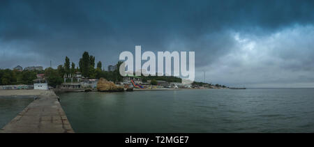 Otrada Strand in Odessa, Ukraine, in einem düsteren Sommermorgen. Dunkle Wolken asperatus über das Meer bis zum Morgengrauen. Stockfoto