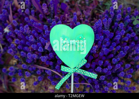 Das Konzept der Liebe im Neonlicht: Herz auf dunkelblau violett unterlegt. Helligkeit, Licht und Farbe. Zeitgenössische Kunst Collage. Abstrakte neon Grün li Stockfoto