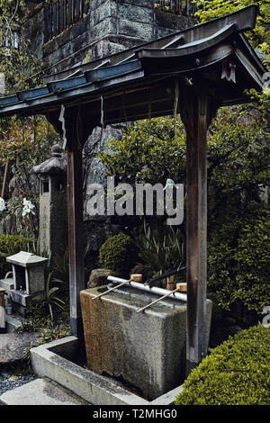 Traditionelle japanische Details und Brunnen am Fushimi Inari-Taisha Schrein in Kyoto, Japan Stockfoto