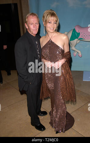 LOS ANGELES, Ca. Oktober 28, 2000: Schauspieler Paul Hogan & Schauspielerin Frau Linda Kozlowski am Karussell der Hoffnung Ball 2000 im Beverly Hilton Hotel. © Paul Smith/Featureflash Stockfoto