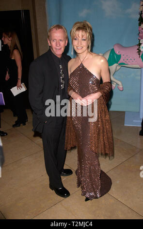 LOS ANGELES, Ca. Oktober 28, 2000: Schauspieler Paul Hogan & Schauspielerin Frau Linda Kozlowski am Karussell der Hoffnung Ball 2000 im Beverly Hilton Hotel. © Paul Smith/Featureflash Stockfoto