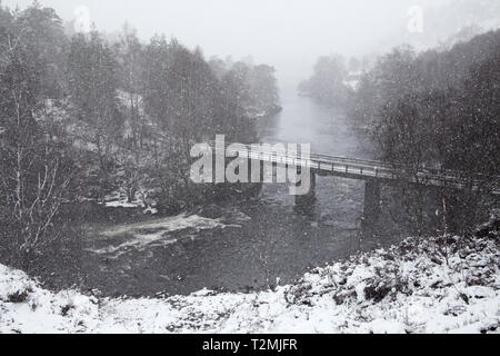 Brücke über den Fluss Affric Glen Affric National Nature Reserve Highland Region Schottland Vereinigtes Königreich Stockfoto