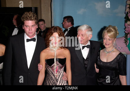 LOS ANGELES, Ca. Oktober 28, 2000: Produzent Aaron Spelling & Frau Candy Rechtschreibung mit Schauspielerin Tochter Tori Spelling & Schauspieler Sohn Randy Rechtschreibung am Karussell der Hoffnung Ball 2000 im Beverly Hilton Hotel. © Paul Smith/Featureflash Stockfoto