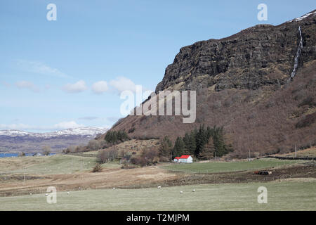 Rote überdachte Gebäude in der Nähe von Loch na Keal Isle of Mull in Schottland Vereinigtes Königreich Stockfoto