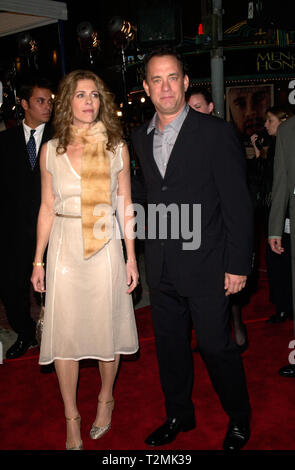 LOS ANGELES, Ca. Dezember 07, 2000: Schauspieler Tom Hanks & Schauspielerin Frau Rita Wilson an der Los Angeles Premiere seines neuen Films Werfen. © Paul Smith/Featureflash Stockfoto