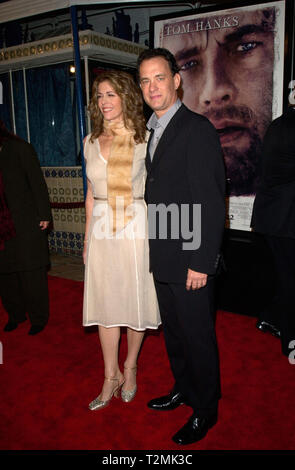 LOS ANGELES, Ca. Dezember 07, 2000: Schauspieler Tom Hanks & Schauspielerin Frau Rita Wilson an der Los Angeles Premiere seines neuen Films Werfen. © Paul Smith/Featureflash Stockfoto