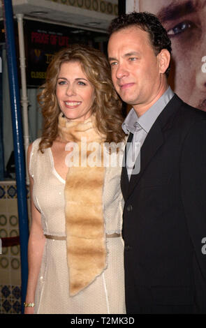 LOS ANGELES, Ca. Dezember 07, 2000: Schauspieler Tom Hanks & Schauspielerin Frau Rita Wilson an der Los Angeles Premiere seines neuen Films Werfen. © Paul Smith/Featureflash Stockfoto
