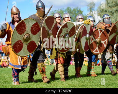 Hämeenlinna, Finnland - 17. August 2014: Wikinger Kampf mit Schwertern und Schilden auf der mittelalterlichen Festival an einem sonnigen Sommertag. Stockfoto