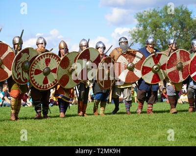 Hämeenlinna, Finnland - 17. August 2014: Wikinger Kampf mit Schwertern und Schilden auf der mittelalterlichen Festival an einem sonnigen Sommertag. Stockfoto