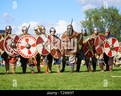 Hämeenlinna, Finnland - 17. August 2014: Wikinger Kampf mit Schwertern und Schilden auf der mittelalterlichen Festival an einem sonnigen Sommertag. Stockfoto