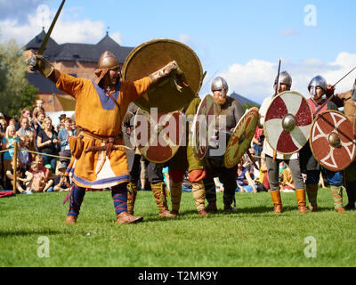 Hämeenlinna, Finnland - 17. August 2014: Wikinger Kampf mit Schwertern und Schilden auf der mittelalterlichen Festival an einem sonnigen Sommertag. Stockfoto