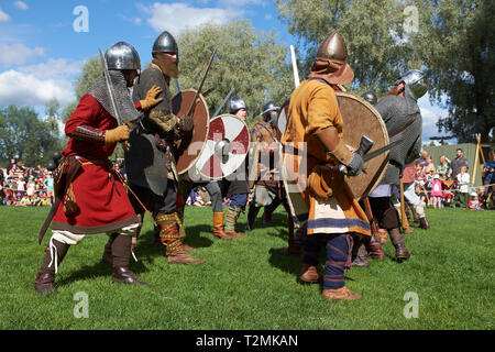 Hämeenlinna, Finnland - 17. August 2014: Wikinger Kampf mit Schwertern und Schilden auf der mittelalterlichen Festival an einem sonnigen Sommertag. Stockfoto