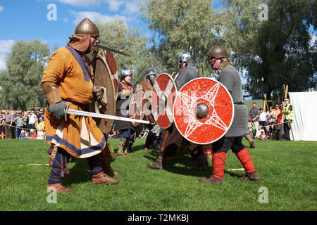 Hämeenlinna, Finnland - 17. August 2014: Wikinger Kampf mit Schwertern und Schilden auf der mittelalterlichen Festival an einem sonnigen Sommertag. Stockfoto