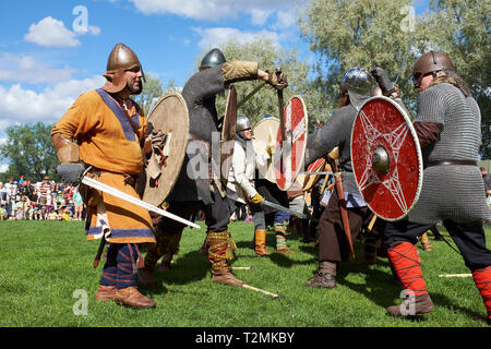 Hämeenlinna, Finnland - 17. August 2014: Wikinger Kampf mit Schwertern und Schilden auf der mittelalterlichen Festival an einem sonnigen Sommertag. Stockfoto