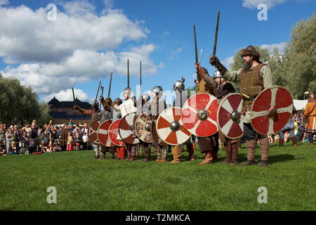 Hämeenlinna, Finnland - 17. August 2014: Wikinger Kampf mit Schwertern und Schilden auf der mittelalterlichen Festival an einem sonnigen Sommertag. Stockfoto