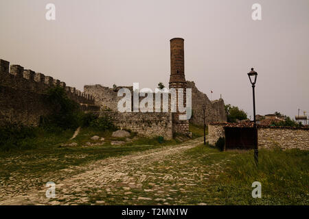 Außenansicht, ruiniert Xhamia e Kuqe aka Rote Moschee in Berat Festung in Berat, Albanien Stockfoto